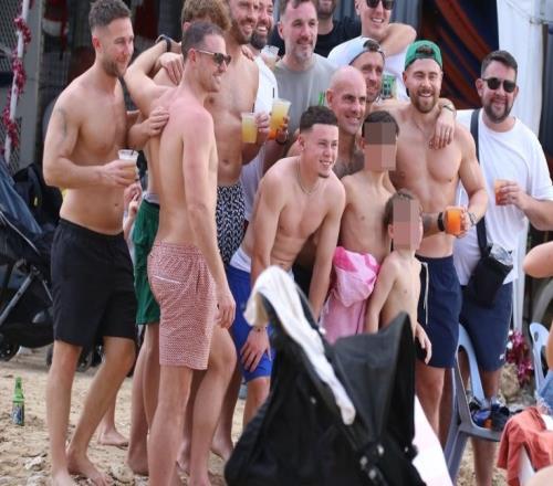 太陽報(bào)報(bào)道：魯尼卡里克埃文斯吉布森這四位曼聯(lián)的傳奇竟然去度假了真是太不可思議了_英超直播