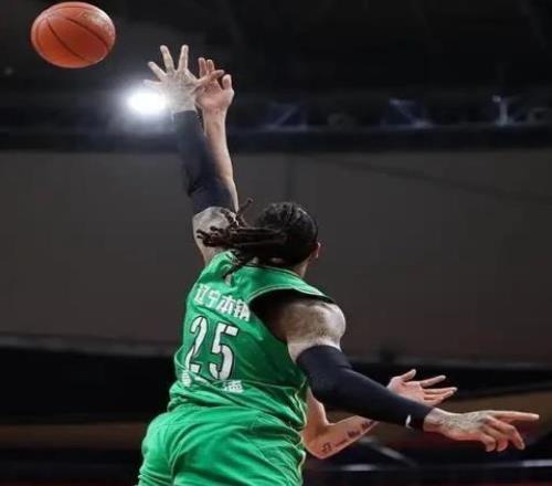 趕緊換人！遼籃內(nèi)線大將日薄西山籃球比賽得1分不容易