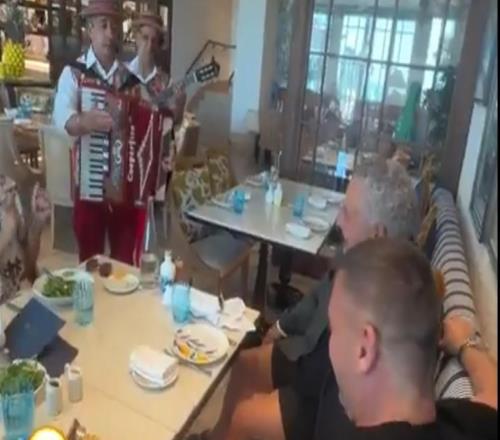 托蒂和巴喬在迪拜見面，兩人一起欣賞藝人表演并伴唱