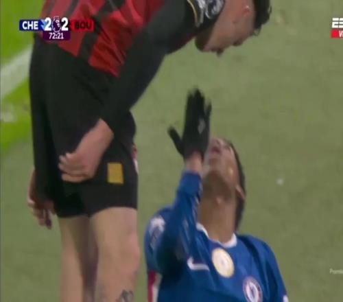 埃斯特旺被阿萊士希門尼斯撞倒后，對他飛吻并大笑