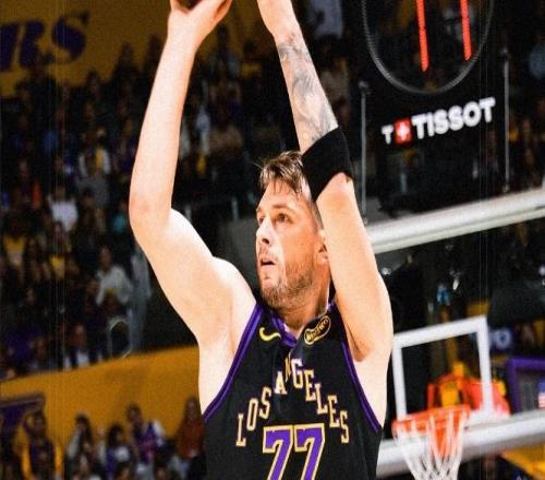 詹皇生日夜半場2分艾頓2板，東契奇30+11對飆狀元，活塞力克湖人