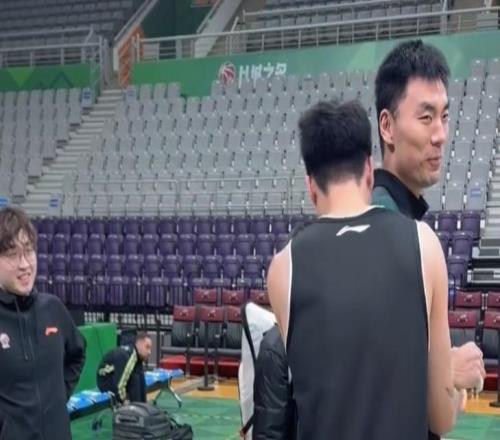 備戰遼寧太暖心！張鎮麟與繼偉打鬧+擁抱楊鳴！弗格摟住好兄弟！