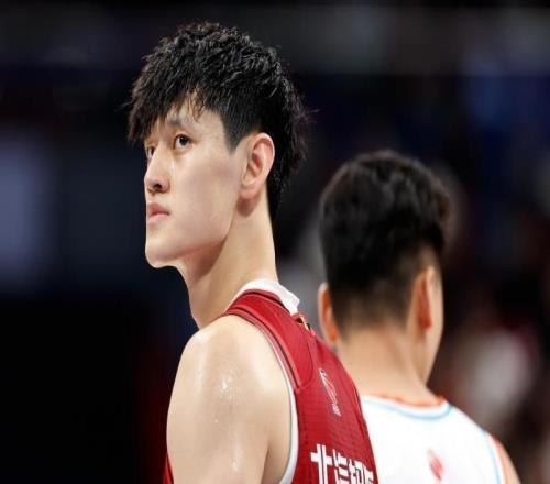 話題曾凡博、周琦、趙睿三年后一起簽頂薪合同