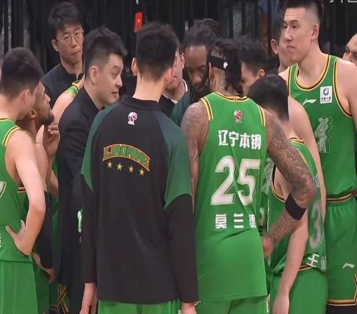 遼寧男籃26分慘敗，全場被上海男籃壓制，張陳治鋒15+7張鎮(zhèn)麟16分