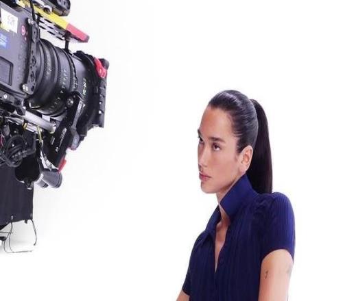 英國(guó)女歌手杜阿利帕觀看阿森納vs維拉，還在看臺(tái)拍照留念