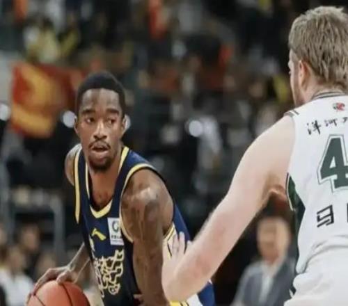 你們要的畫面！薩姆納遭蛋糕突襲球迷調侃被廣東隊友隔扣