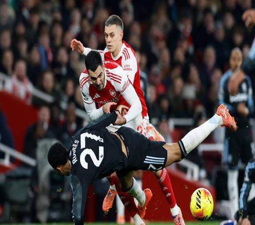 身上有黃牌還魯莽撞倒摩根羅杰斯，梅里諾引發(fā)阿森納球迷不滿