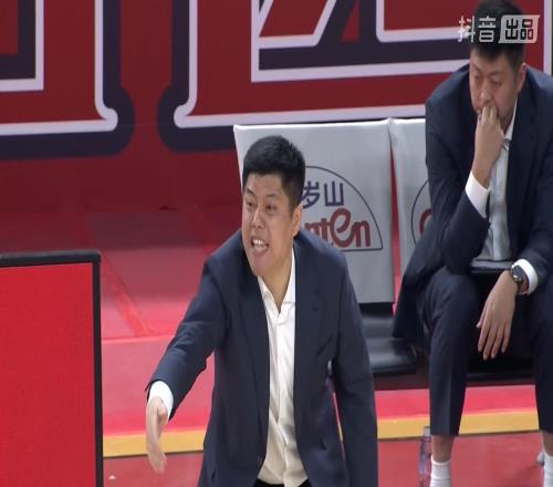 三連敗！潘江賽后甩責(zé)，“春哥團隊”用5個字點評山西隊主教練