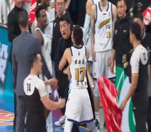 還原王博沖冠一怒！周琦耍小伎倆成功，中國頭號新銳裁判遭怒噴