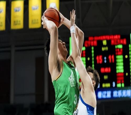 上海大勝遼寧！7人發揮全民皆兵，盧偉完美應變，遼寧僅靠2本土！