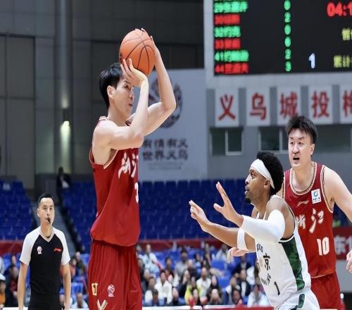 王世龍回到浙江稠州主場受到尊重，但同曦球員不給力，14分敗北