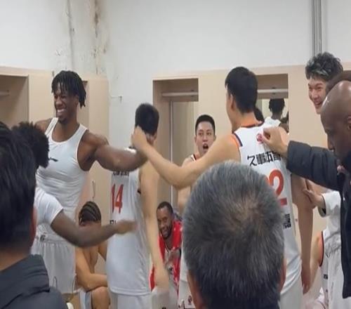 大勝遼寧更衣室！上海全員笑開花，李弘權承擔核心角色，氛圍極佳