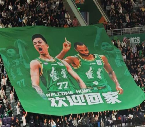 遼寧播放致敬視頻太感人！金金落淚，弗格感慨萬分，觀眾席拉海報