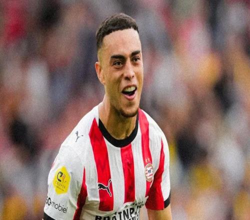 迎接新年，前巴薩后衛德斯特在街頭燃放十萬枚鞭炮