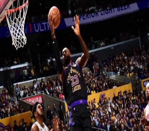 詹姆斯生日17分湖人被活塞痛宰東契奇30+11坎寧安27+11