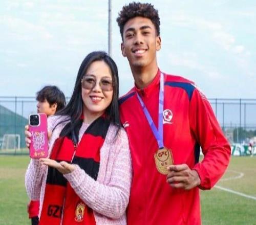 不自律被踢出國足17歲混血中衛率恒大中青賽奪冠與母親合影慶祝