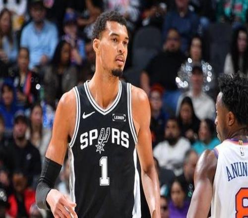 Shams：文班亞馬左膝輕微過度伸展初步檢查未遭遇重大傷情