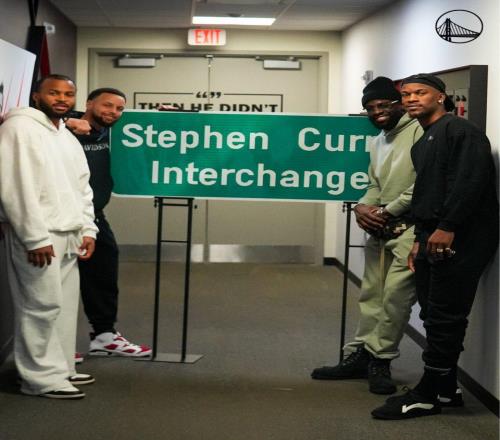 庫里獲專屬榮譽！擁有自己名字命名立交樞紐調侃想把路牌偷回家