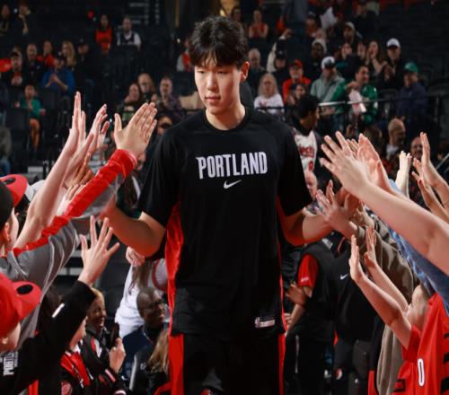 楊瀚森為球迷送上新年祝福：深知自身差距亦在全力追趕