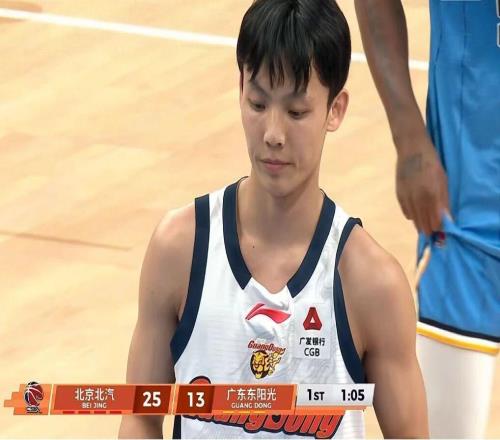 突發(fā)！徐杰被周琦撞到小腿部位重傷離場，廣東男籃遭遇重大打擊！