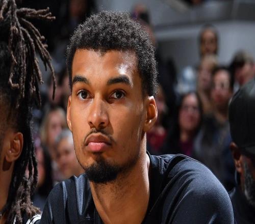 文班亞馬反關節，退出比賽！奇兵11記三分拯救馬刺，隊史紀錄！