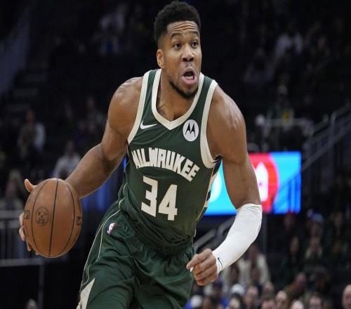 雄鹿字母哥在批評隊友“行為不端”后，準備“披上斗篷”帶隊前進