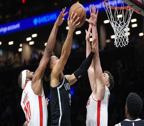 火箭隊打籃網隊的比賽中，阿爾佩倫森根榮幸地拿2026年NBA首分