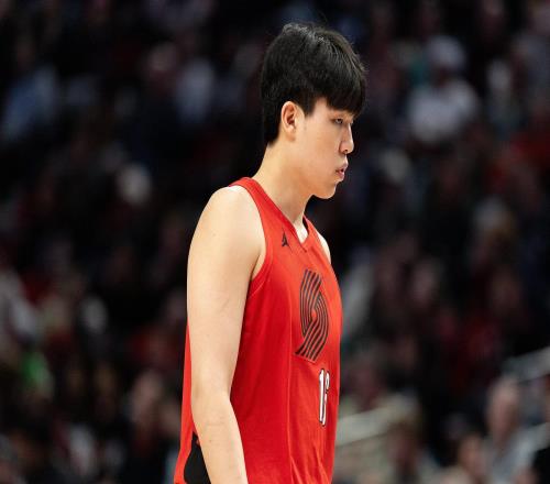 排面亞歷山大末節下班主動和楊瀚森打招呼,小楊發現靦腆微笑回應