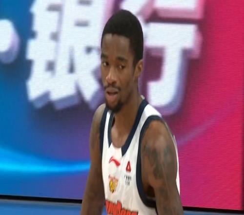 廣東男籃潰敗！誰注意到這個鏡頭，趙睿太暖心，深夜徐杰傷情公布