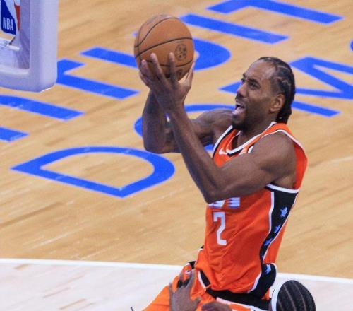 55分后45分，倫納德打瘋了，打成聯(lián)盟第一，給他1.5億是有原因的