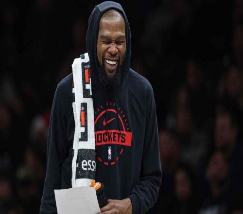 火箭隊(duì)杜蘭特被沃爾夫的離譜投籃擊中面部后，當(dāng)場(chǎng)忍不住吐槽起來(lái)