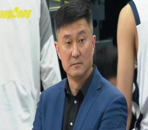 京粵大戰杜鋒戰術遭遇絕對實力碾壓，徐杰傷退放大了胡明軒的尷尬