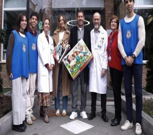 世體：西蒙尼及其伴侶前往馬德里的一家醫(yī)院看望住院的兒童