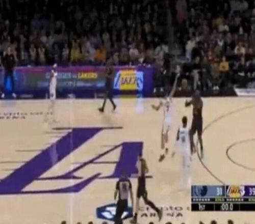 一圖流詹姆斯后場超超遠3分被二大媽蓋了，就都離譜！