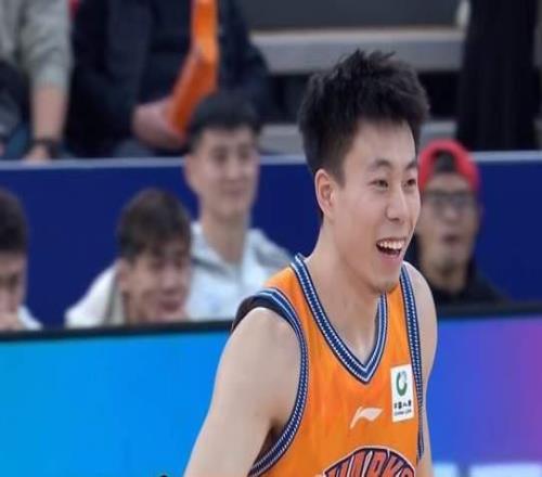 上海男籃取6連勝劉錚關鍵搶斷張鎮麟20分攻防俱佳洛夫頓換打法