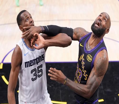 3連敗！湖人拒絕15分大逆轉(zhuǎn)，詹姆斯一戰(zhàn)連創(chuàng)3大神跡，東契奇34+8