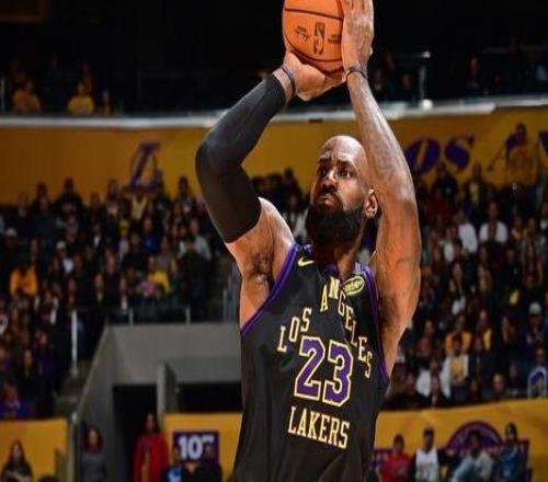 雷迪克：詹姆斯今晚表現非凡每當對手打出攻勢時他都能強勢回應