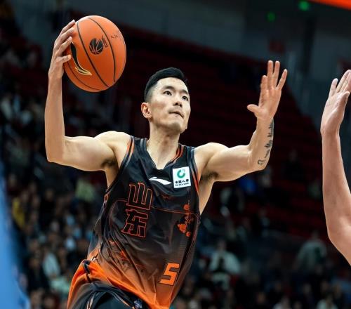 山東男籃戰(zhàn)勝新疆，主場兩連勝，克里斯獨(dú)砍36分，鮑威爾依然低迷