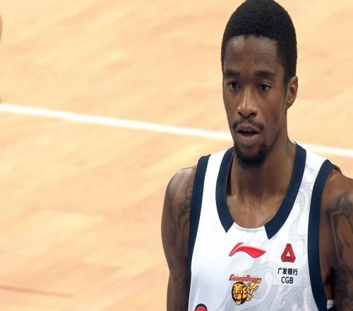 44分鐘爆砍37+10+5+4！廣東“新后衛”打成大腿，或被杜鋒重用