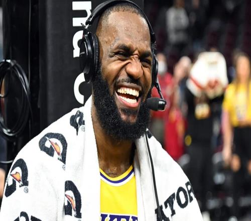 記者：詹姆斯曾在去年休賽期聯系了獨行俠、勇士、快船和騎士