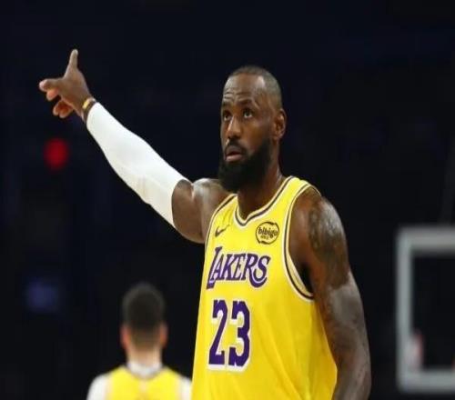 拉拉維亞：看41歲的詹姆斯打球真是享受，他不僅能得分還能串聯(lián)隊友