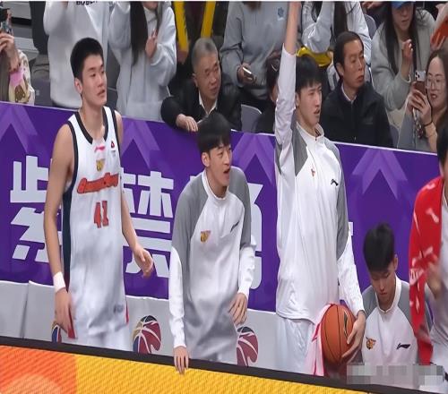 誰注意，廣東1人送里勒三分大帽，杜鋒又擊掌又摸頭，太喜歡他了