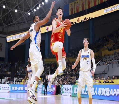 曾凡博太郁悶了！CBA爭冠預(yù)演：廣廈雙殺北京，周琦打出霸氣1戰(zhàn)！