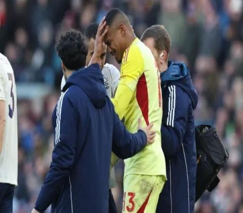 森林門將維克托魯莽出擊送大禮后受傷，被換下時淚灑賽場