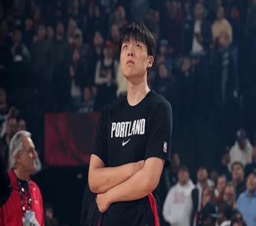 楊瀚森完全被用廢了！蹲底角全場只得2分2蓋帽，但進步明顯！