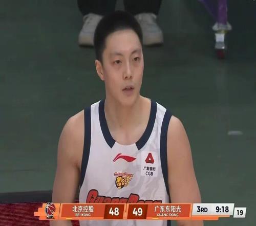 廣東4分險勝北控！薩林杰27+10，胡明軒狀態復蘇，他才是最大功臣
