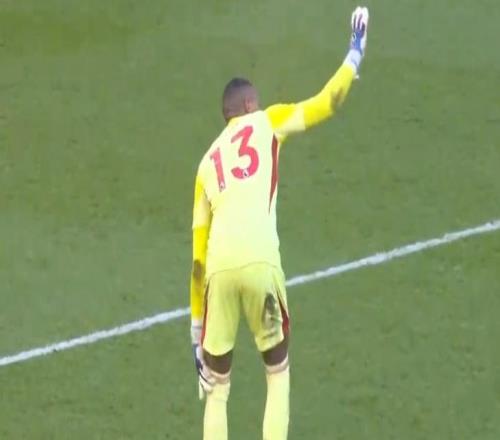 超級巨大失誤！森林門將狂奔30米送空門，傷退落淚，媒體人開炮