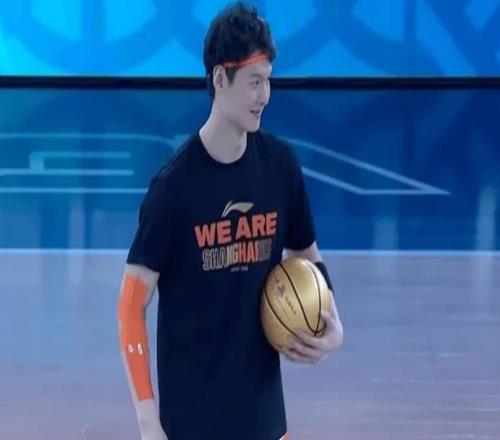 姚明觀戰(zhàn)！上海7連勝大勝終結(jié)廣廈8連勝張鎮(zhèn)麟16分胡金秋22分