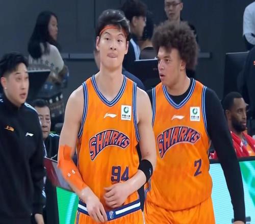 上海22分大勝衛(wèi)冕冠軍，李弘權(quán)18+8洛夫頓18+7+6，胡金秋空砍22分