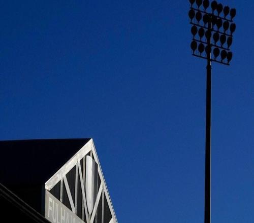 官方：因看臺有醫療緊急情況，富勒姆vs利物浦推遲15分鐘開球